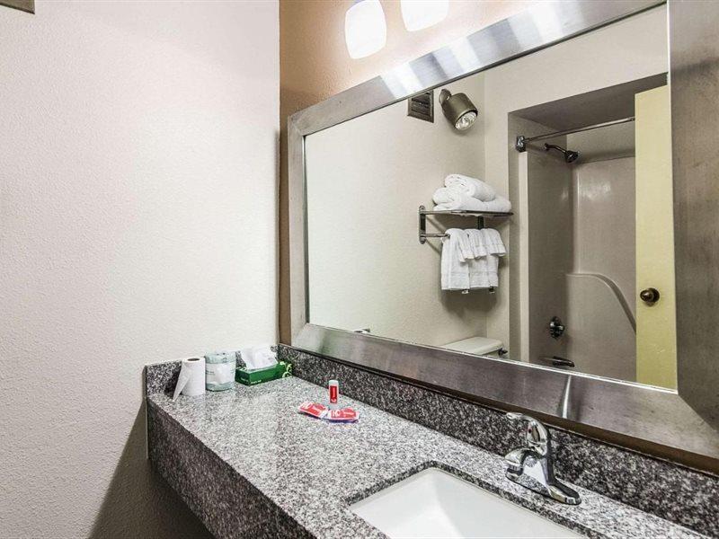 Econo Lodge Inn & Suites Norton Ngoại thất bức ảnh