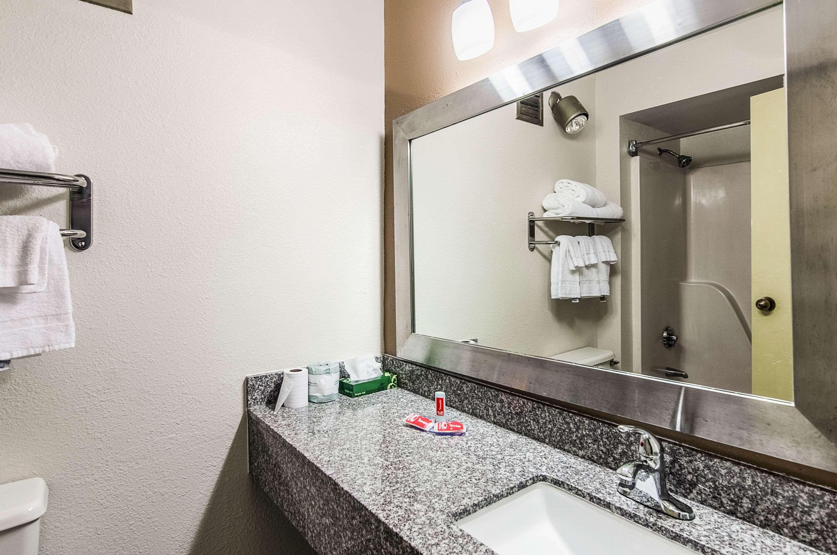 Econo Lodge Inn & Suites Norton Ngoại thất bức ảnh