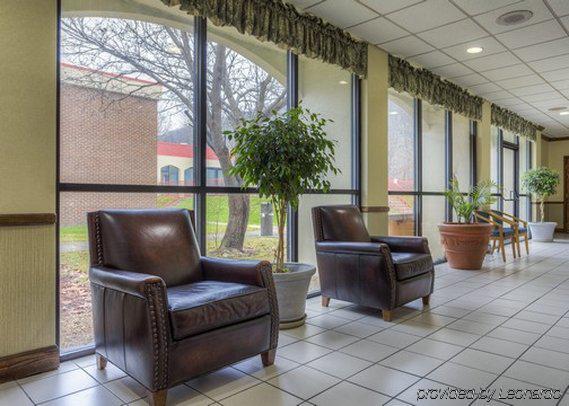 Econo Lodge Inn & Suites Norton Ngoại thất bức ảnh