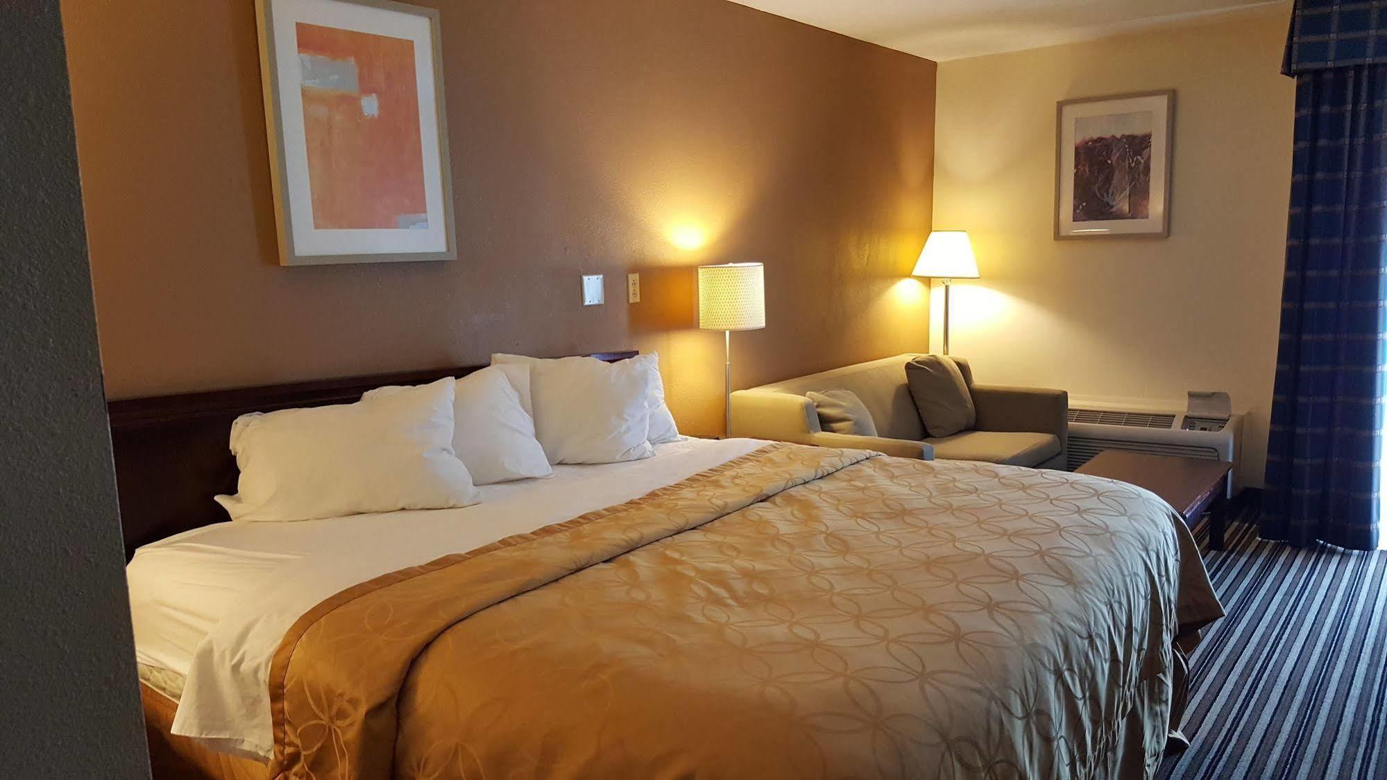 Econo Lodge Inn & Suites Norton Ngoại thất bức ảnh